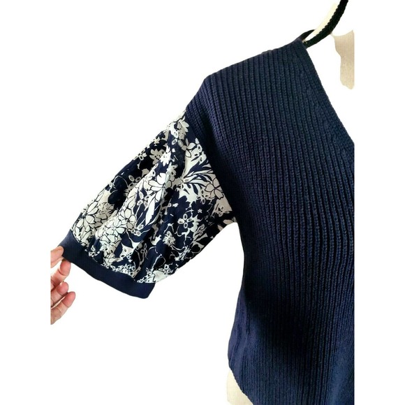 Ann Taylor Blue V-Neck Pull-Over Sweater Top Floral Eyelet Short Puff Sleeves XS - Picture 2 of 5